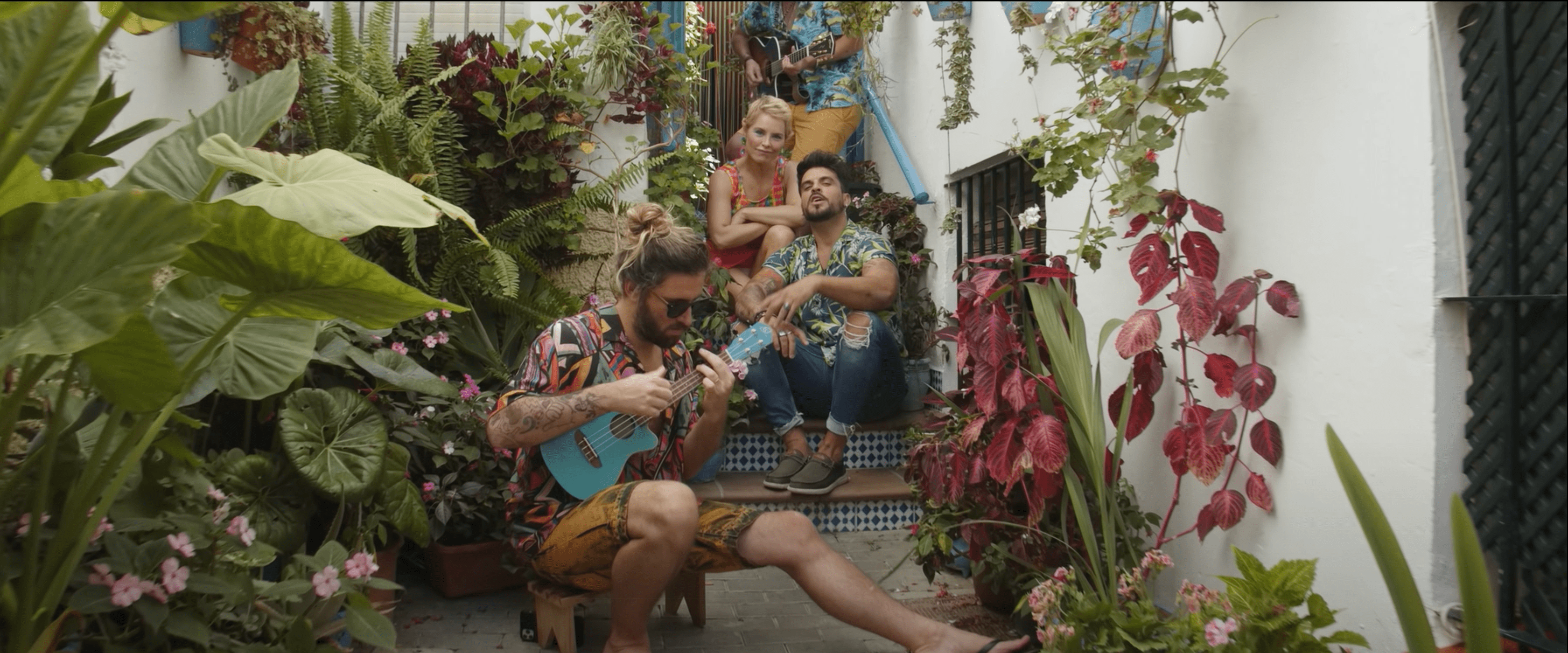 Bombai y Soraya en un patio de Conil